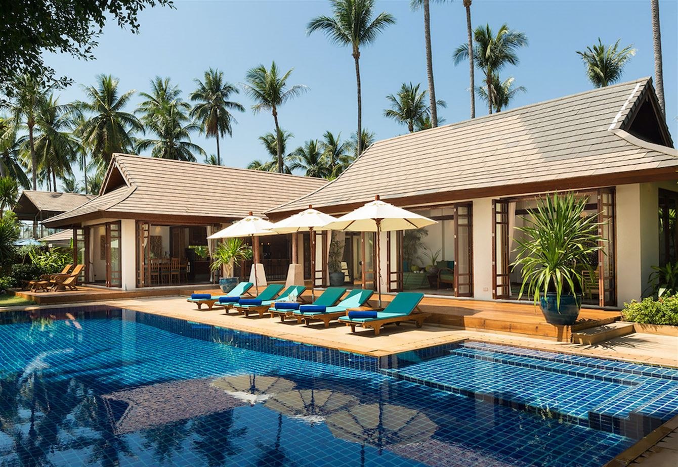 Waimarie Villa at Lipa Noi, with its pool, sun loungers and palm trees behind